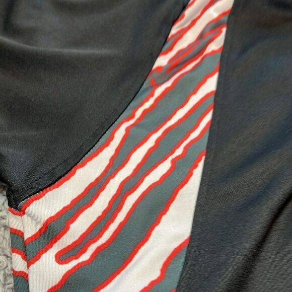 Officially Licensed NFL Unisex L Raglan Tee by Zubaz - Falcons - Picture 5 of 11